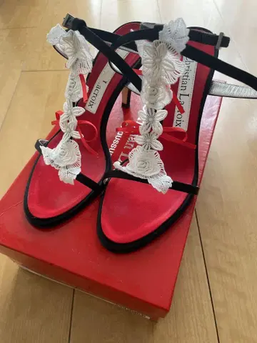 Christian Lacroix 플라워 장식 블랙 새틴 샌들