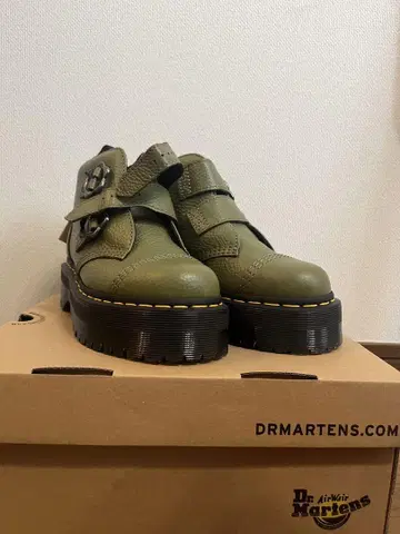 Dr. Martens 올리브 그린 버클 부츠