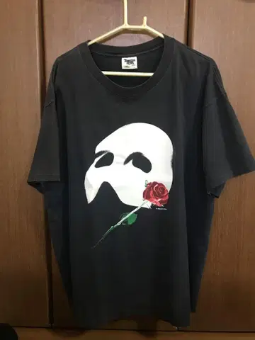 블랙 티셔츠 화이트 가면 빨간 장미
