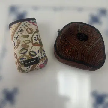 ETRO 꽃무늬 안경 케이스와 원형 벨트 고리가 달린 파우치 2개 세트