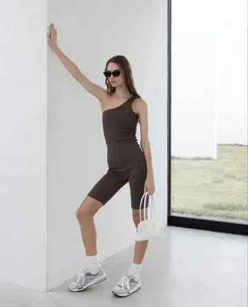 ALEXIA STAM 한쪽 어깨 리브 보디수트