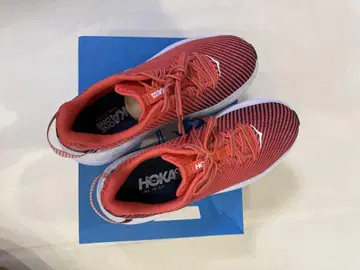 HOKA 스트라이프 디자인 레드 스니커즈