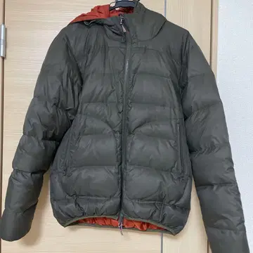 올리브 그린 후드 부착 다운 자켓