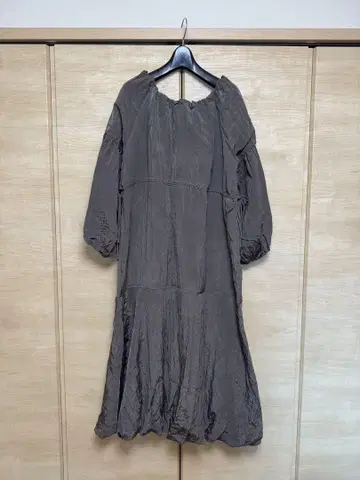 다크 브라운 긴팔 플레어 원피스