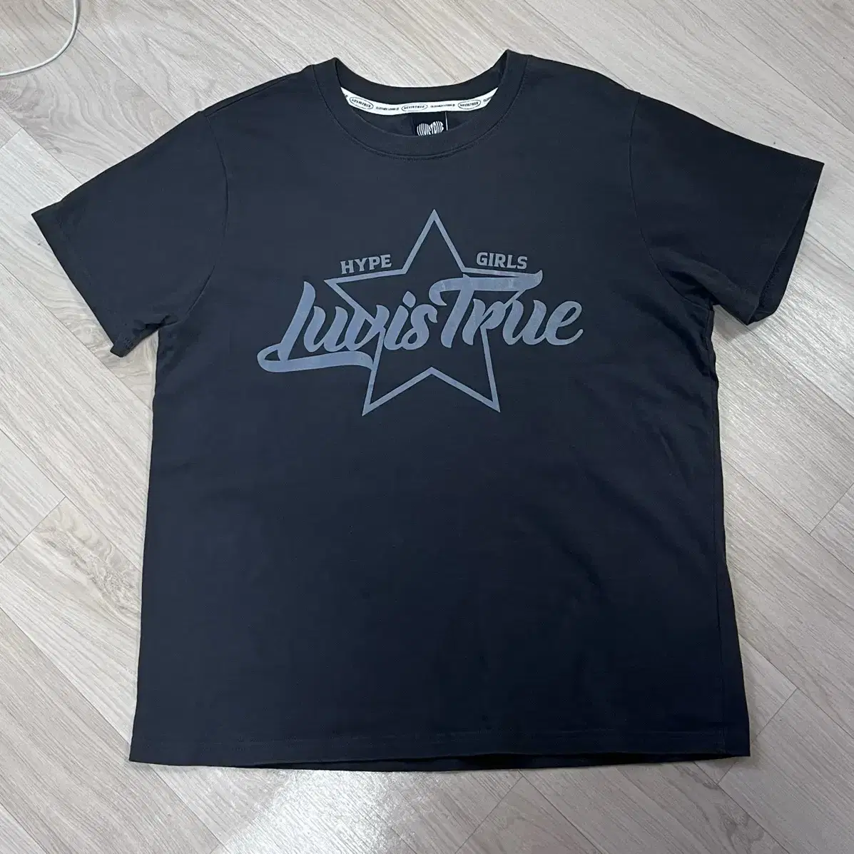 【LUVISTRUE】 SM SPANGLE OFFSHOULDER TEE ♥2Color LUVISTRUE | 러브이즈트루 Luvistrue Short Sleeve SM SPANGLE
