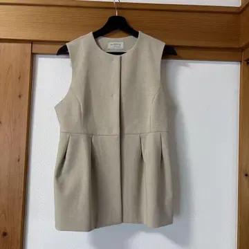 유나이티드 애로우즈 베이지 슬리브리스 베스트 턱 디테일