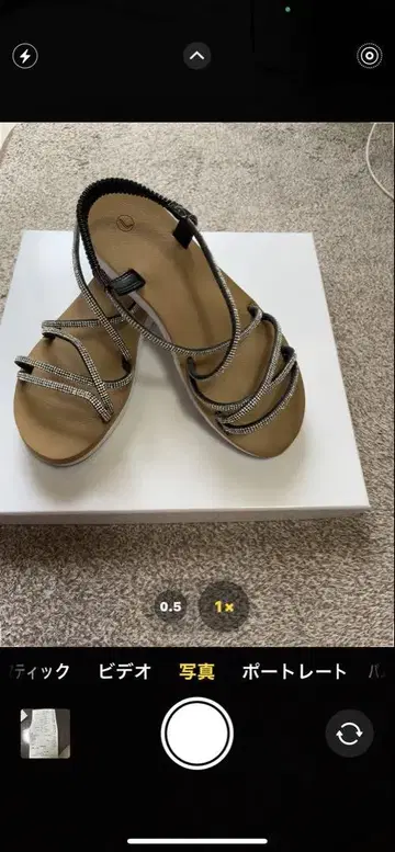 비쥬가 달린 캐주얼 샌들 블랙 베이지