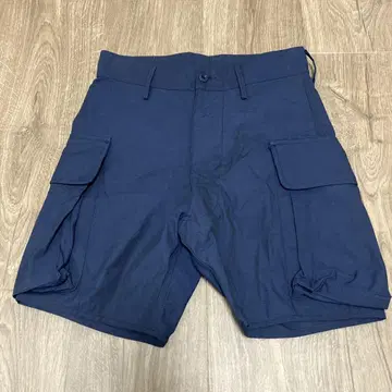 The FRANKLIN TAILORED 네이비 카고 숏 팬츠