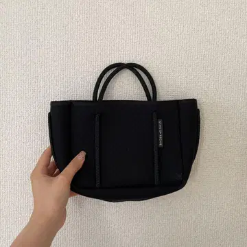 메쉬 소재 블랙 핸드백