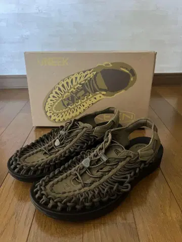 KEEN 킨 UNEEK DARK OLIVE/BLACK