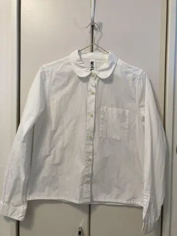 MHL. (마가렛 호웰) 둥근 카라 코튼 긴팔 셔츠 화이트