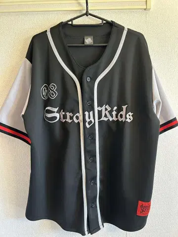 Stray Kids 스키즈 유니폼과 캡 아이엔 domonATE