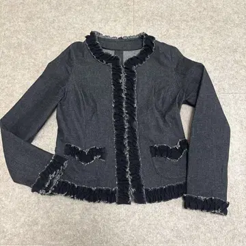 프릴이 달린 블랙 데님 노카라 자켓