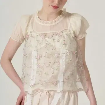 TINA JOJUN 꽃무늬 자수 시어 개더 블라우스 아이보리