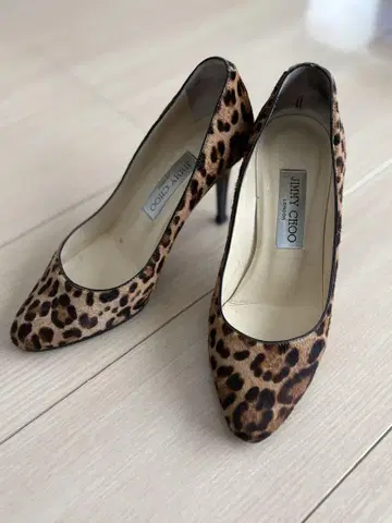 JIMMY CHOO 레오파드 무늬 송치 하이힐