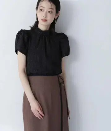 내추럴 뷰티 베이직 컷 자카드 볼륨 슬리브 블라우스