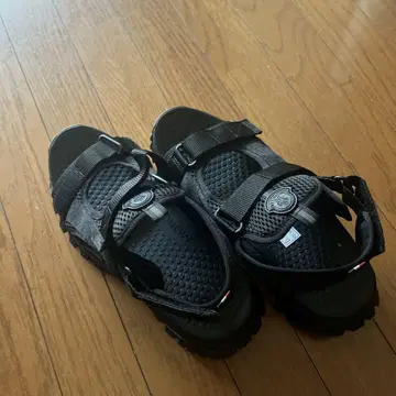 몽클레어 블랙 샌들