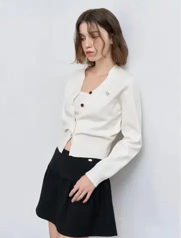 화이트 V넥 버튼 가디건