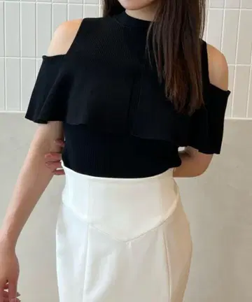 오픈 숄더 프릴 컴팩트 니트