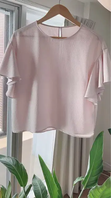 Noble 새틴 프릴 반팔 블라우스 핑크