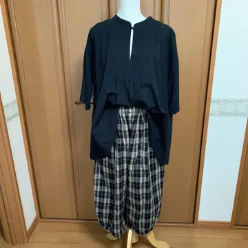 블랙 탑과 체크 무늬 팬츠 셋업