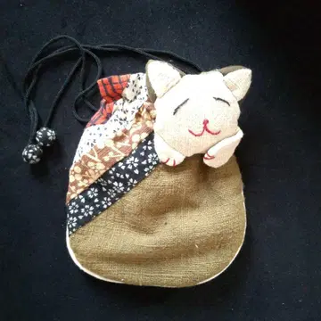 고양이 얼굴이 그려진 패브릭 소재의 복조리