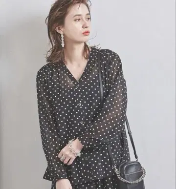 유나이티드 애로우즈 시어 도트 V넥 블라우스