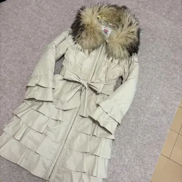 아이보리 프릴 디자인 다운 코트