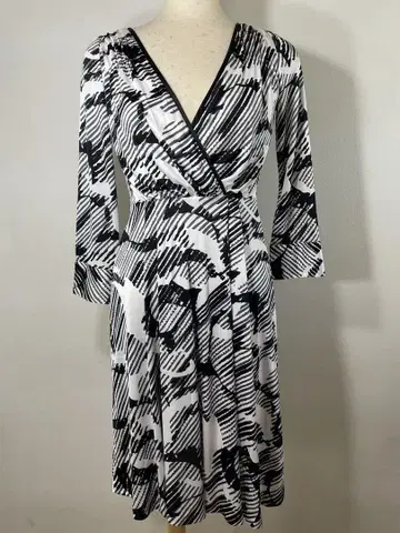 화이트 블랙 모노톤 패턴 카슈쿨 저리 랩 원피스 플랑드르