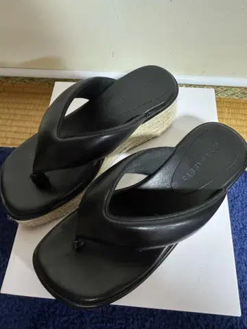 블랙 합성 피혁 플립플랍