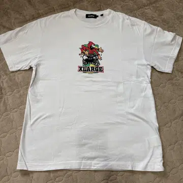 XLARGE 화이트 티셔츠 그래픽 프린트 자수 로고
