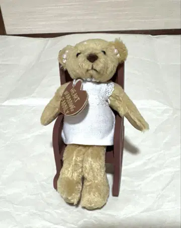 락킹 의자에 앉아있는 귀여운 베어 봉제 인형