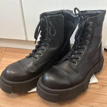 자라 트랙 밑창 레이스업 부츠