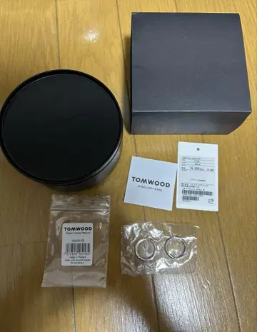 Tom wood 양쪽 귀에 착용하는 후프 귀걸이