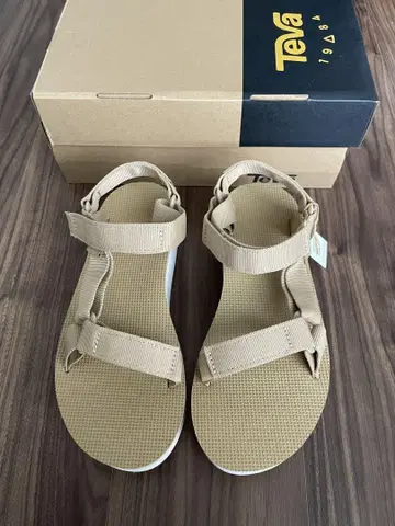 미사용 새상품 Womens Flatform Universal 7/24cm
