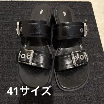 자라 버클이 달린 플레인 샌들 41