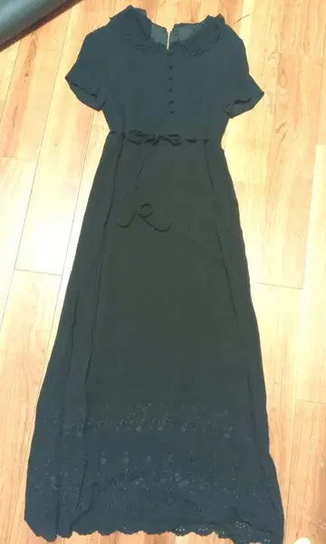 프릴이 달린 칼라의 블랙 원피스