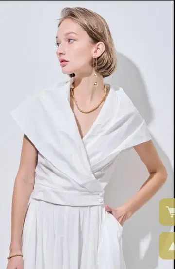 JENNE의 화이트 슬리브리스 랩 탑 완판템.
