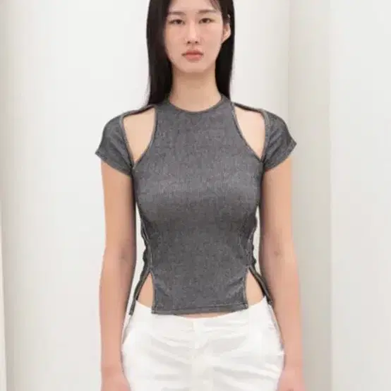 sio seoul shoulder cut-out scissor tee on Bunjang Global Site.