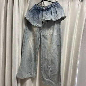 프릴이 달린 라이트 블루 데님 팬츠