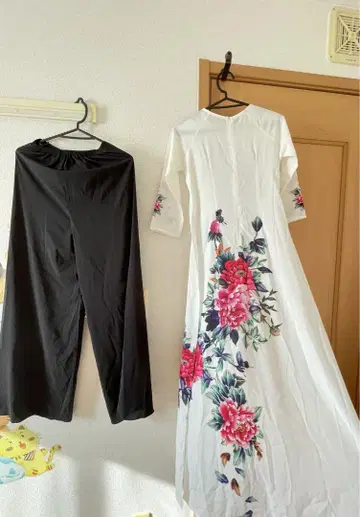 꽃무늬 롱 드레스와 팬츠 셋업 Ao Dai