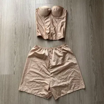 노 레이스 베어 백 뷔스티에 & 플레어 팬츠 베이지