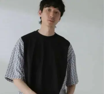나노 유니버스 절개 패턴 티셔츠 반팔