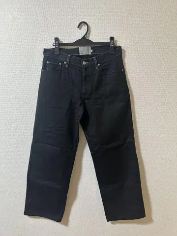 단순하면서도 복잡한 헌팅 데님 팬츠