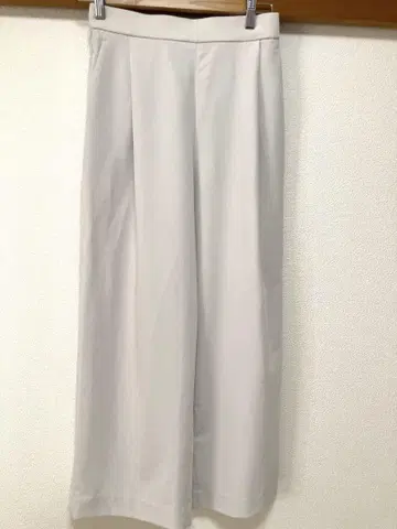 UNFILO 아이스 그레이 턱 와이드 팬츠 M 사이즈