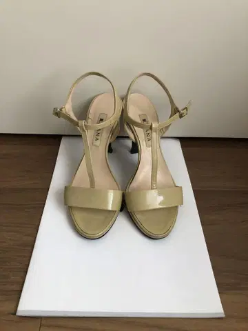 Diana 베이지 에나멜 샌들