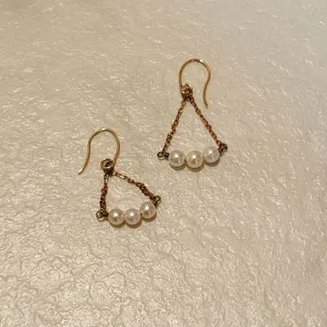 ete 펄 장식 삼각형 귀걸이