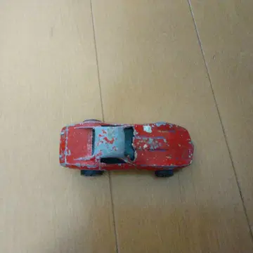 오래된 빨간색 다이캐스트 자동차
