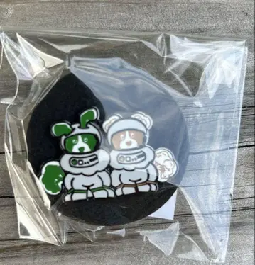 녹색과 노란색 사회 핀 배지