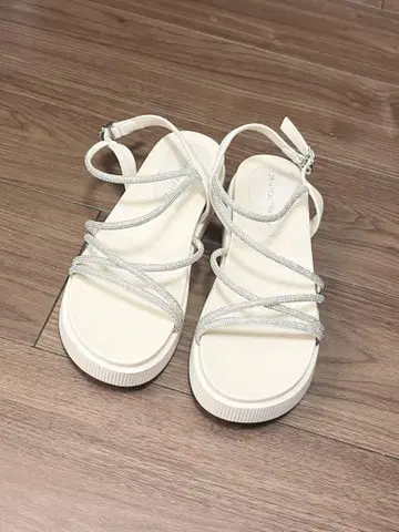 큐빅 스트랩 샌들